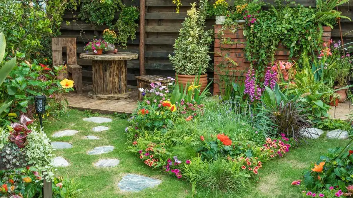 Gartenpflege für Privatkunden in Berlin – Gepflegter Garten mit blühenden Pflanzen. Unsere Leistungen beinhalten die komplette Gartenpflege.