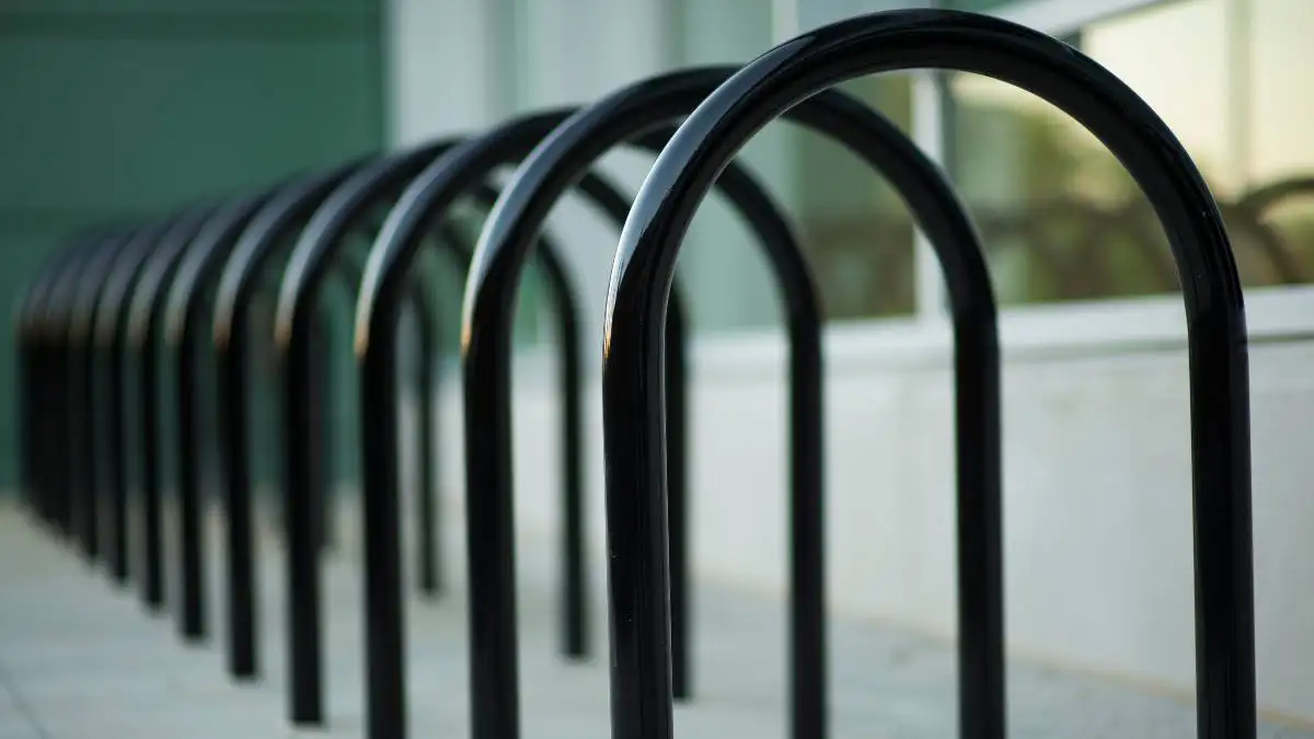 Fahrradständer beziehungsweise Anlehnbügel gehören zu wichtigen Bestandteilen im Berliner Raum. Die BaumBrüder liefern und montieren Fahrradständer aller Art.