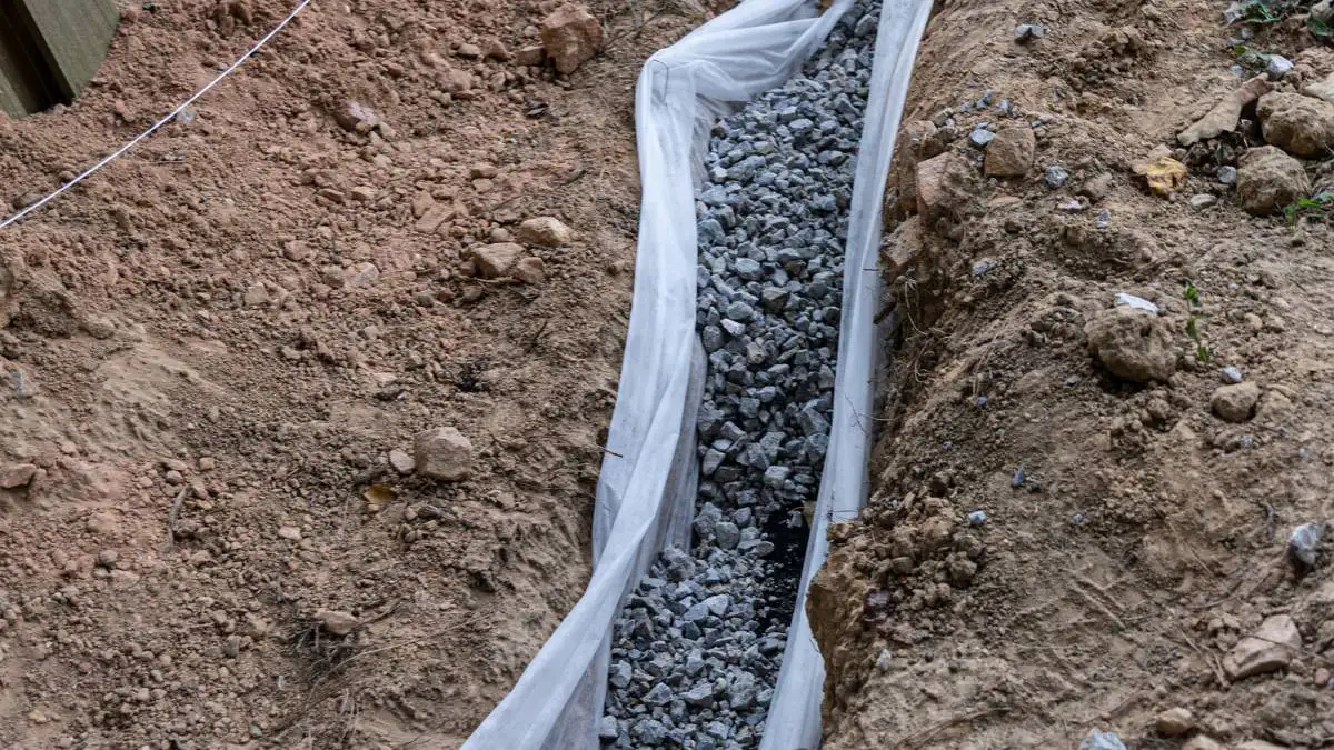 Der Rigolenbau hilft dabei das Oberflächenwasser fachgerecht abzuführen um Überschwemmungen zu vermeiden, Die BaumBrüder beraten und führen aus.